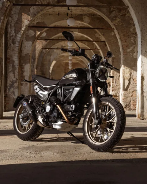 Ducati Scrambler Full Throttle 2025: street tracker nero-bronzo, pura sostanza