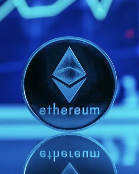Il rally di Ethereum nel 2025 sta attirando una notevole attenzione sul mercato delle criptovalute, con performance che stanno superando persino quelle di Bitcoin, la criptovaluta leader.