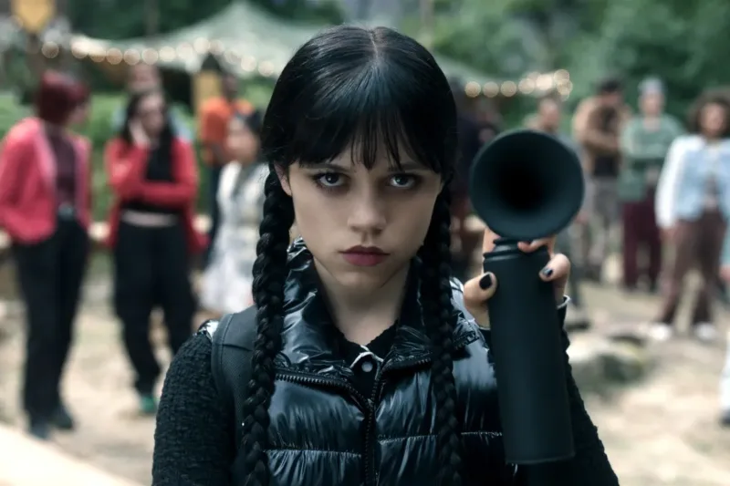 Mercoledì 2: il ritorno oscuro di Jenna Ortega su Netflix. Mercoledì 2: il ritorno oscuro di Jenna Ortega su Netflix.