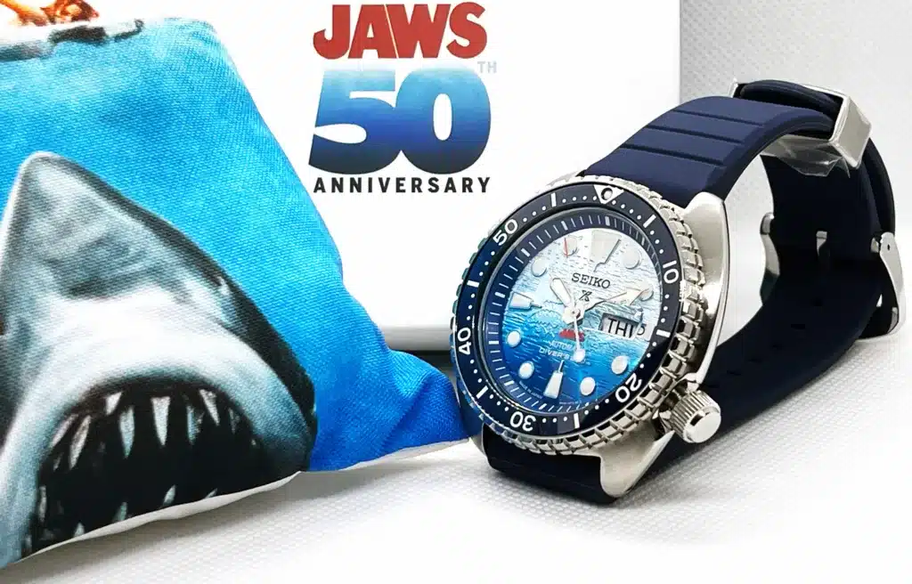 La Redazione di MondoUomo.it è riuscita a mettere le mano su uno dei 5.000 esemplari del Seiko Prospex Jaws 50th Anniversary Limited Edition, un tributo orologiero che celebra i 50 anni dello squalo bianco più famoso del cinema