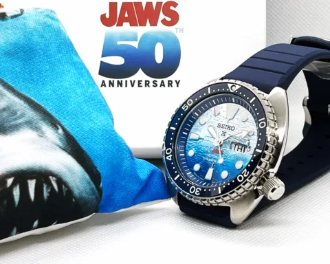 La Redazione di MondoUomo.it è riuscita a mettere le mano su uno dei 5.000 esemplari del Seiko Prospex Jaws 50th Anniversary Limited Edition, un tributo orologiero che celebra i 50 anni dello squalo bianco più famoso del cinema