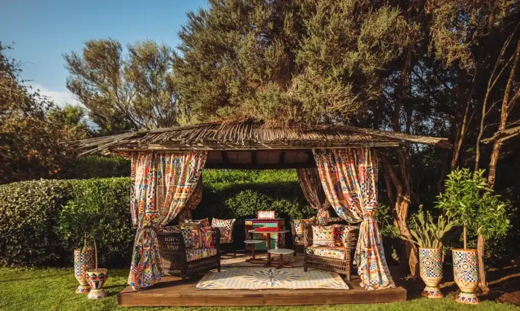 Dolce & Gabbana trasforma l'Hotel Cala di Volpe: Il lusso mediterraneo incontra l'eleganza sarda