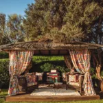 Dolce & Gabbana trasforma l'Hotel Cala di Volpe: Il lusso mediterraneo incontra l'eleganza sarda