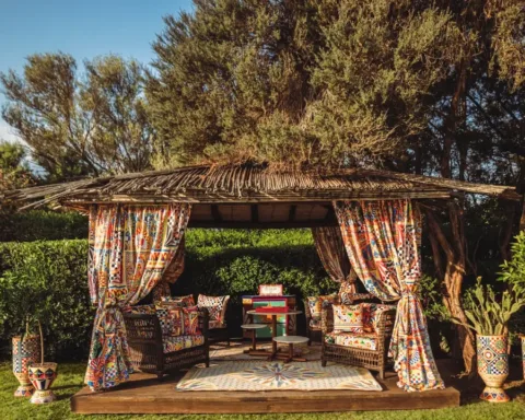 Dolce & Gabbana trasforma l'Hotel Cala di Volpe: Il lusso mediterraneo incontra l'eleganza sarda