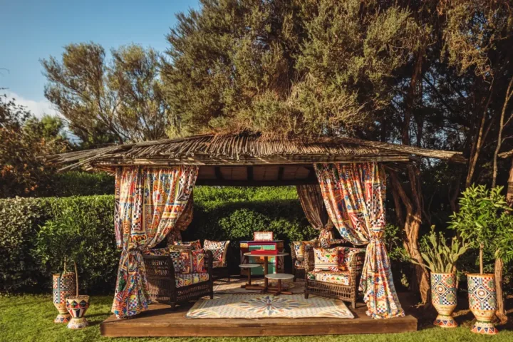Dolce & Gabbana trasforma l'Hotel Cala di Volpe: Il lusso mediterraneo incontra l'eleganza sarda