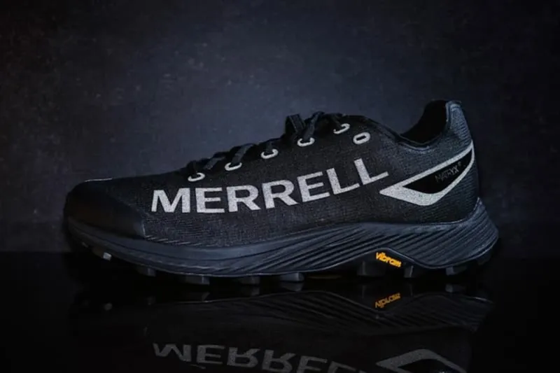 Total Black e Prestazioni da Professionista: Le Nuove Trail Runner di Merrell che Conquistano la Città