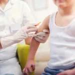 Quali rischi per i nostri figli se si abolisce l’obbligo vaccinale? Le tensioni politiche che allarmano le famiglie italiane