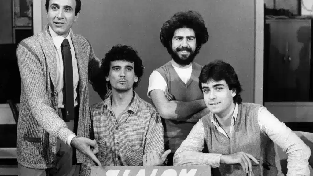 La carriera di Pippo Baudo è un cammino lungo e ricco di successi che lo ha consacrato come una delle personalità più influenti e amate della televisione italiana.