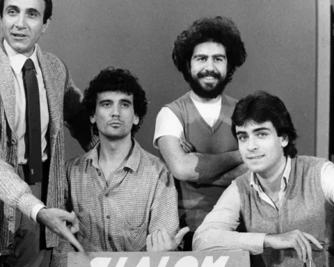La carriera di Pippo Baudo è un cammino lungo e ricco di successi che lo ha consacrato come una delle personalità più influenti e amate della televisione italiana.