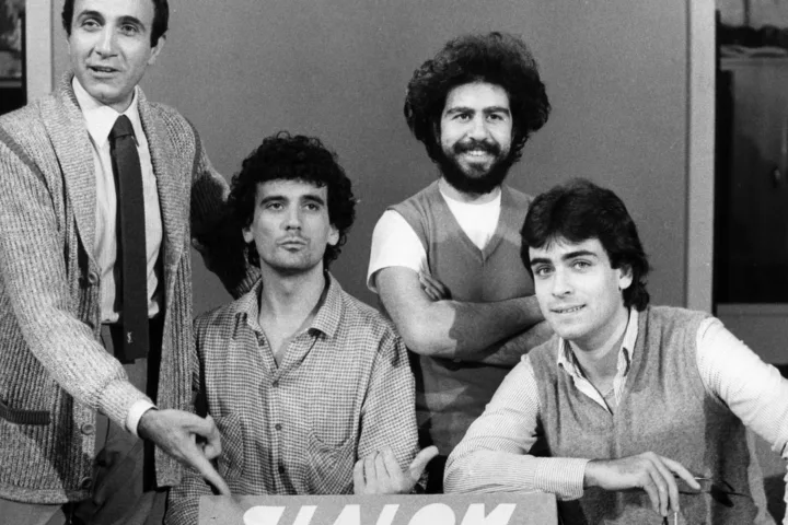 La carriera di Pippo Baudo è un cammino lungo e ricco di successi che lo ha consacrato come una delle personalità più influenti e amate della televisione italiana.
