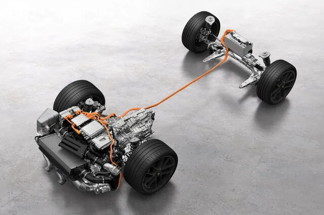 Porsche 911 Carrera 4 GTS Ibrida: Il Futuro di una Leggenda.