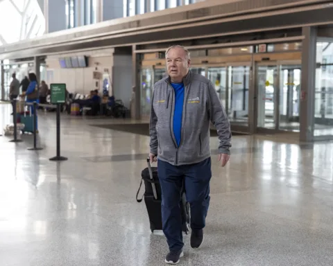 Il biglietto senza fine: la storia di Tom Stuker e dei viaggiatori con il pass aereo illimitato.
