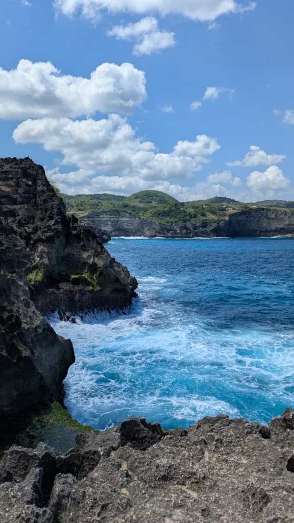 Scopri l’Indonesia tra Giacarta, Bali, Gili e Nusa: templi, mare da sogno, cibo speziato e ospitalità autentica. Reportage esclusivo della Redazione di MondoUomo.it.