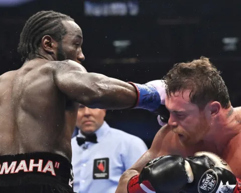 Crawford Fa la Storia: Bud Batte Canelo e Diventa il Primo Uomo a Conquistare Tre Titoli Indiscussi