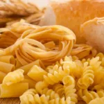 Secondo gli esperti, togliere pane e pasta può portare a una perdita di peso veloce principalmente perché riduce l’apporto di carboidrati, spingendo il corpo a consumare le riserve di glicogeno e quindi a perdere liquidi, non solo grasso.
