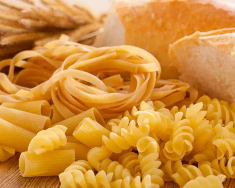 Secondo gli esperti, togliere pane e pasta può portare a una perdita di peso veloce principalmente perché riduce l’apporto di carboidrati, spingendo il corpo a consumare le riserve di glicogeno e quindi a perdere liquidi, non solo grasso.