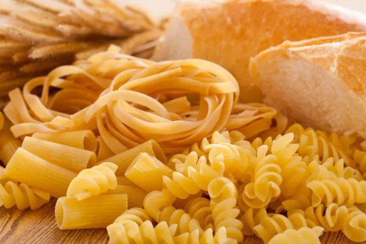 Secondo gli esperti, togliere pane e pasta può portare a una perdita di peso veloce principalmente perché riduce l’apporto di carboidrati, spingendo il corpo a consumare le riserve di glicogeno e quindi a perdere liquidi, non solo grasso.