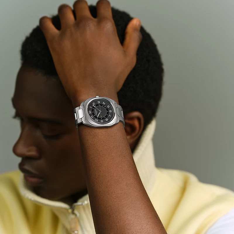Hermès H08 in Titanio: Quando l'Eleganza Parigina Incontra l'Alta Orologeria