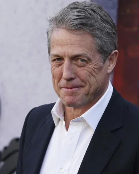 La parabola artistica di Hugh Grant: dal gentiluomo romantico al personaggio complesso