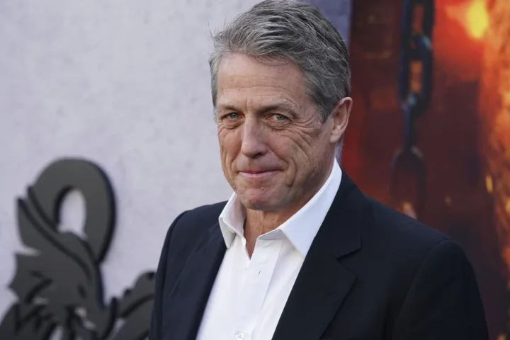 La parabola artistica di Hugh Grant: dal gentiluomo romantico al personaggio complesso