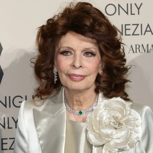 Oggi, mentre celebriamo i 91 anni di Sophia Loren, non stiamo semplicemente onorando un'attrice. Stiamo rendendo omaggio a un fenomeno culturale che ha ridefinito cosa significhi essere una donna di successo nel XX secolo
