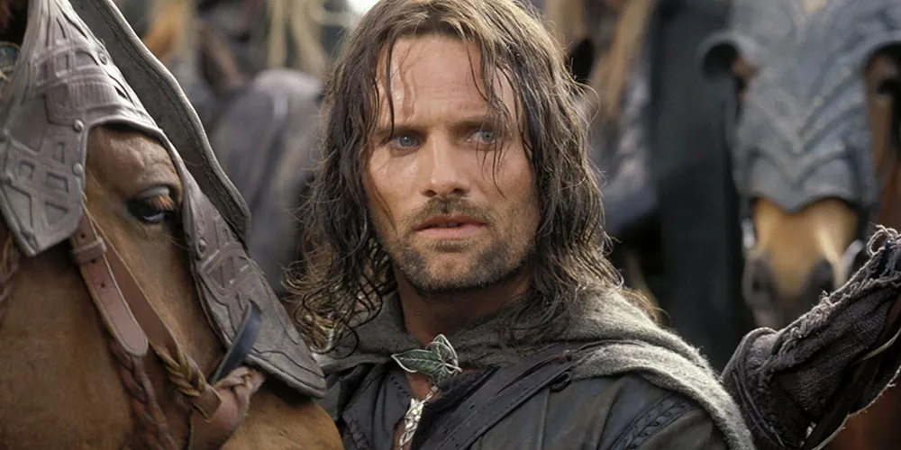 Oggi, 20 ottobre 2025, celebriamo il 67° compleanno di Viggo Mortensen, un artista poliedrico che da decenni incanta il pubblico con le sue interpretazioni intense e la sua creatività in molteplici forme artistiche