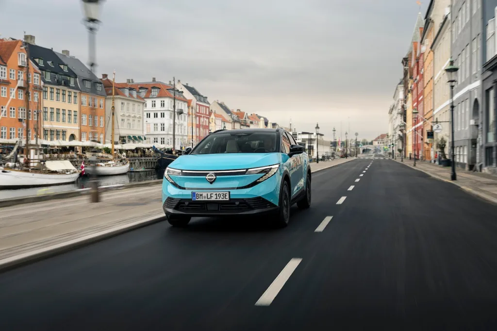 Nissan Leaf 2026, l'elettrica giapponese che sbarcherà in Europa in primavera