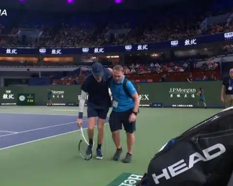 Sinner si ritira dal Masters 1000 di Shanghai 2025 a causa di crampi alla gamba.