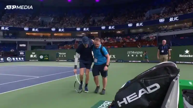 Sinner si ritira dal Masters 1000 di Shanghai 2025 a causa di crampi alla gamba.