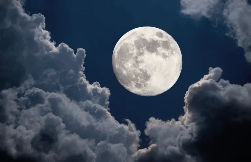 La Superluna del 7 ottobre 2025 sarà visibile in Italia alle 5:48 del mattino, quando la Luna raggiungerà la fase di piena in coincidenza con il perigeo, il punto più vicino alla Terra della sua orbita