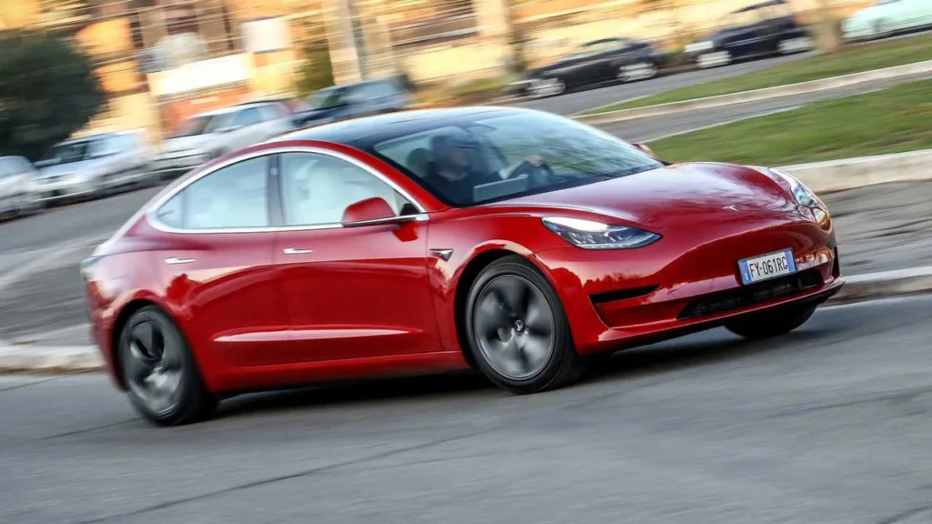 Tesla Model 3 con gli incentivi 2025 può costare meno di 25.000 euro