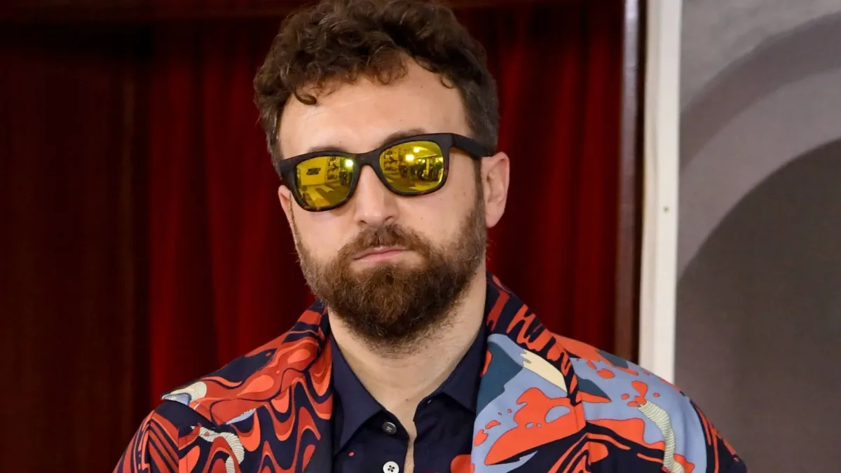 Dargen D’Amico è un artista italiano noto per un linguaggio pop e urbano che combina rap, ironia e pensiero critico; nato a Milano, ha costruito nel tempo una carriera variegata come rapper, cantautore e produttore.