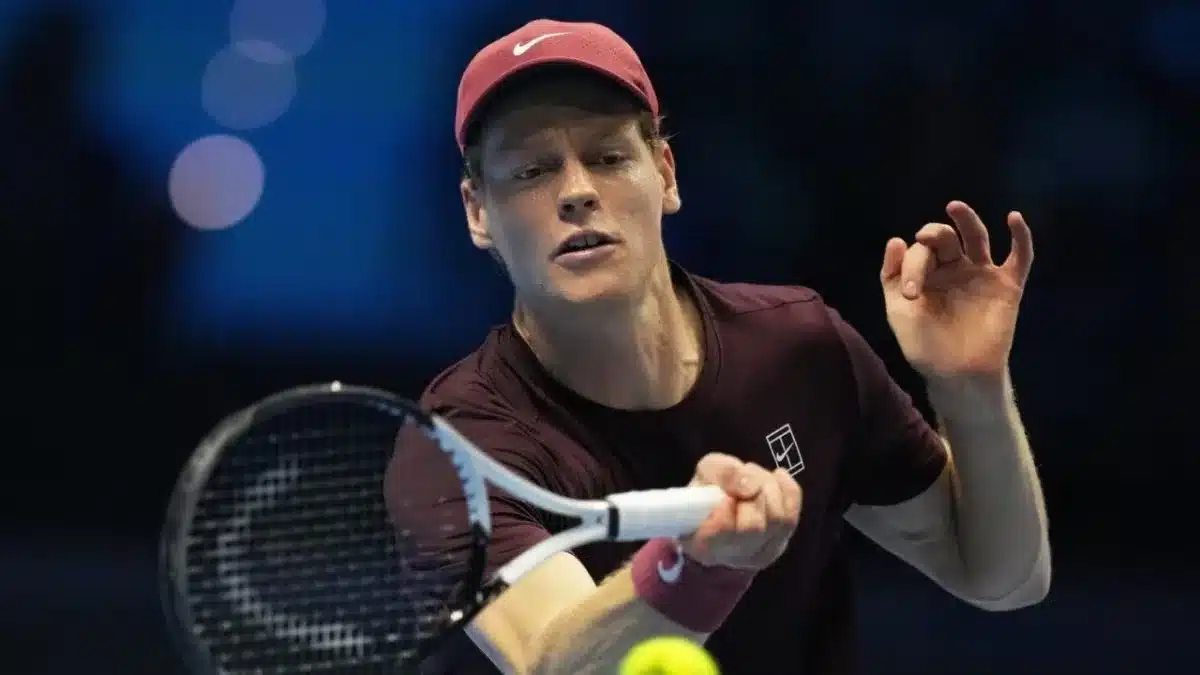 Jannik Sinner si è guadagnato con merito la semifinale delle ATP Finals 2025 a Torino, battendo Alexander Zverev con un risultato netto di 6-4, 6-3