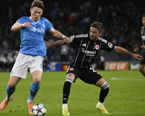 Champions League, Napoli - Eintracht finisce 0 a 0, si complica molto il cammino della squadra di Conte