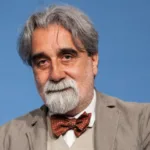 Beppe Vessicchio, non solo un maestro d’orchestra, ma una vera e propria icona pop, capace di emozionare e unire diverse generazioni attraverso il linguaggio universale della musica
