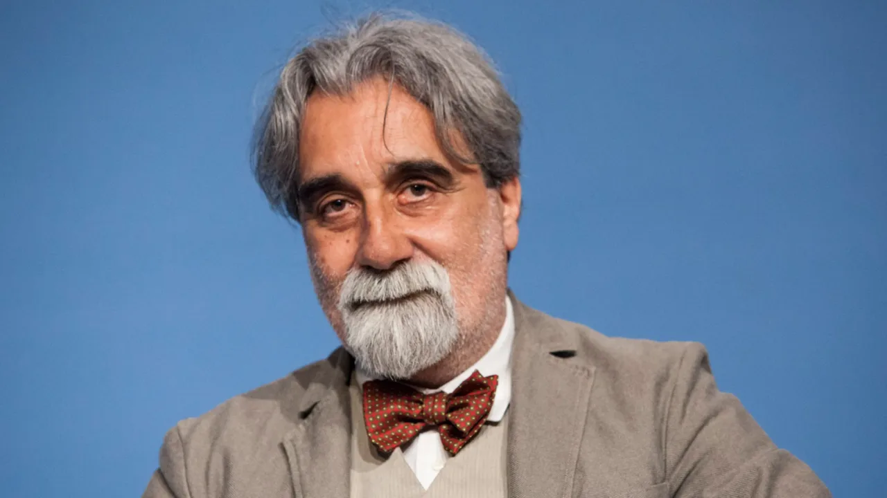 Beppe Vessicchio, non solo un maestro d’orchestra, ma una vera e propria icona pop, capace di emozionare e unire diverse generazioni attraverso il linguaggio universale della musica