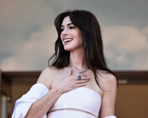 Oggi, 12 novembre 2025, Anne Hathaway spegne 43 candeline, un'attrice che ancora oggi è una delle icone femminili più amate nel cuore degli uomini italiani