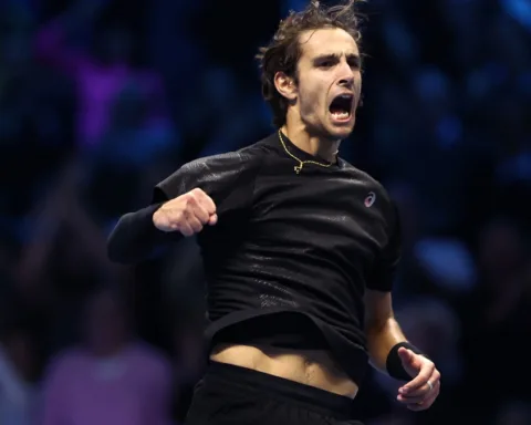 Una notte magica per il tennis italiano, con Lorenzo Musetti che ha dimostrato carattere, cuore e una voglia di non arrendersi mai, regalando al pubblico torinese uno spettacolo indimenticabile.
