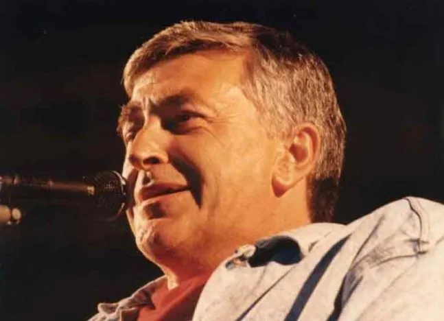 A 83 anni dalla nascita, MondoUomo.it ricorda Pierangelo Bertoli, il cantautore di Sassuolo, una delle voci più autentiche e coraggiose della musica italiana