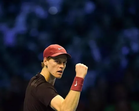 Jannik Sinner conquista le ATP Finals di Torino al termine di una partita intensa contro Carlos Alcaraz