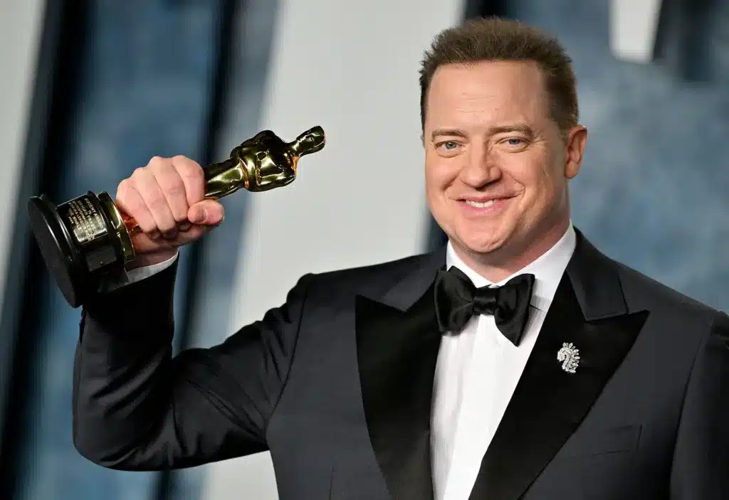 Oggi, 3 dicembre 2025, Brendan Fraser compie 57 anni. Un compleanno che arriva nel momento più dolce di una carriera che ha attraversato tutte le stagioni possibili