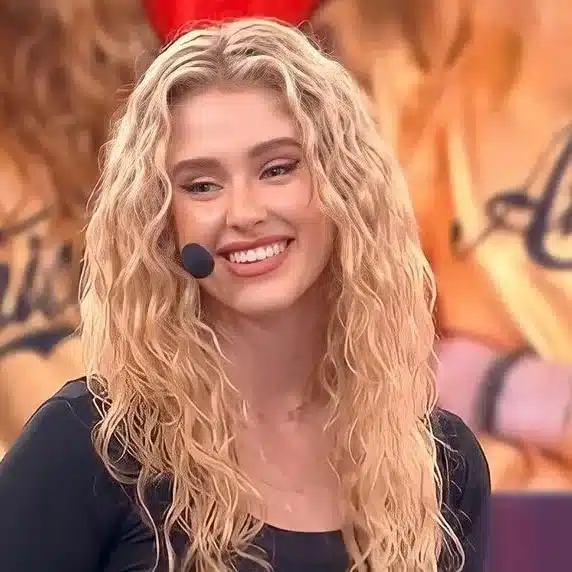 Dal 7 dicembre 2025, la vediamo ogni sera alle 18:45 su Canale 5 al fianco di Max Giusti in Caduta Libera, segnando un passaggio cruciale nella sua carriera: da ballerina a co-conduttrice di uno dei programmi più seguiti del preserale italiano