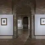Urbino, culla del Rinascimento italiano, ospita fino al 25 gennaio 2026 una mostra imperdibile che unisce il genio barocco di Rembrandt van Rijn al maestro della pittura analitica italiana Riccardo Guarneri