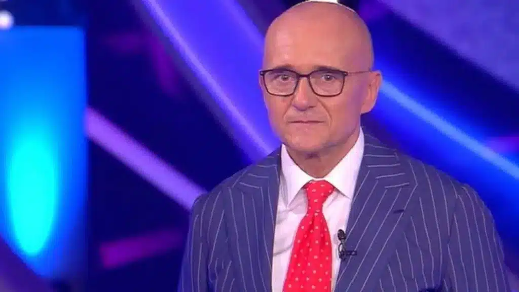 Alfonso Signorini, storico conduttore del Grande Fratello Vip, ha deciso di autosospendersi da Mediaset dopo le pesanti accuse lanciate da Fabrizio Corona nel suo format "Falsissimo".