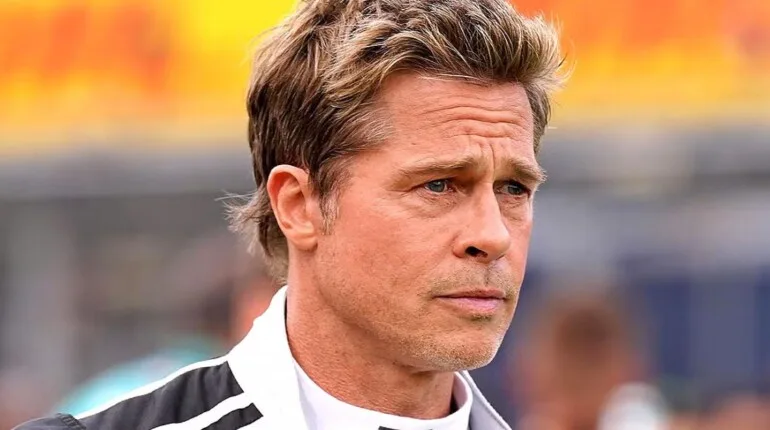 Brad Pitt compie 62 anni, la nostra copertina di oggi dedicata all'eterno sex symbol di Hollywood.