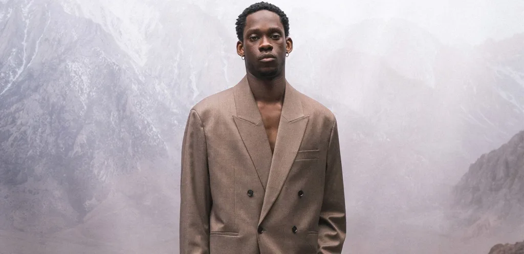 Il brand tedesco Final Draft porta a Pitti Uomo 109 una filosofia chiara e necessaria: creare capi minimalisti e funzionali per persone che vivono in movimento.