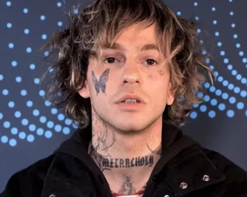 Chiello, nome d'arte di Christian De Benedetto, è uno dei 30 Big in gara alla 76ª edizione di Sanremo 2026 con il brano inedito Brilla