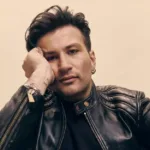 Eddie Brock è un cantautore italiano nato nel 1997 a Roma, al secolo Edoardo Iaschi.