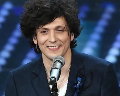 Ermal Meta è uno dei cantautori italiani più riconosciuti e apprezzati nell’ultimo decennio; nato a Fier, in Albania, e cresciuto a Bari, ha costruito una carriera solida tra testi intensi e melodie capaci di collegare il pop mainstream a contenuti profondi.