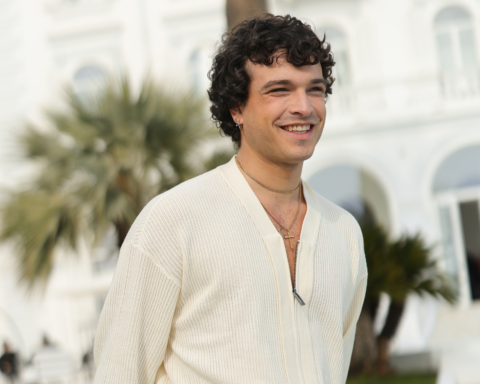 Leo Gassmann torna sul palco dell’Ariston per la terza volta con Naturale, un brano che segna una nuova fase del suo percorso